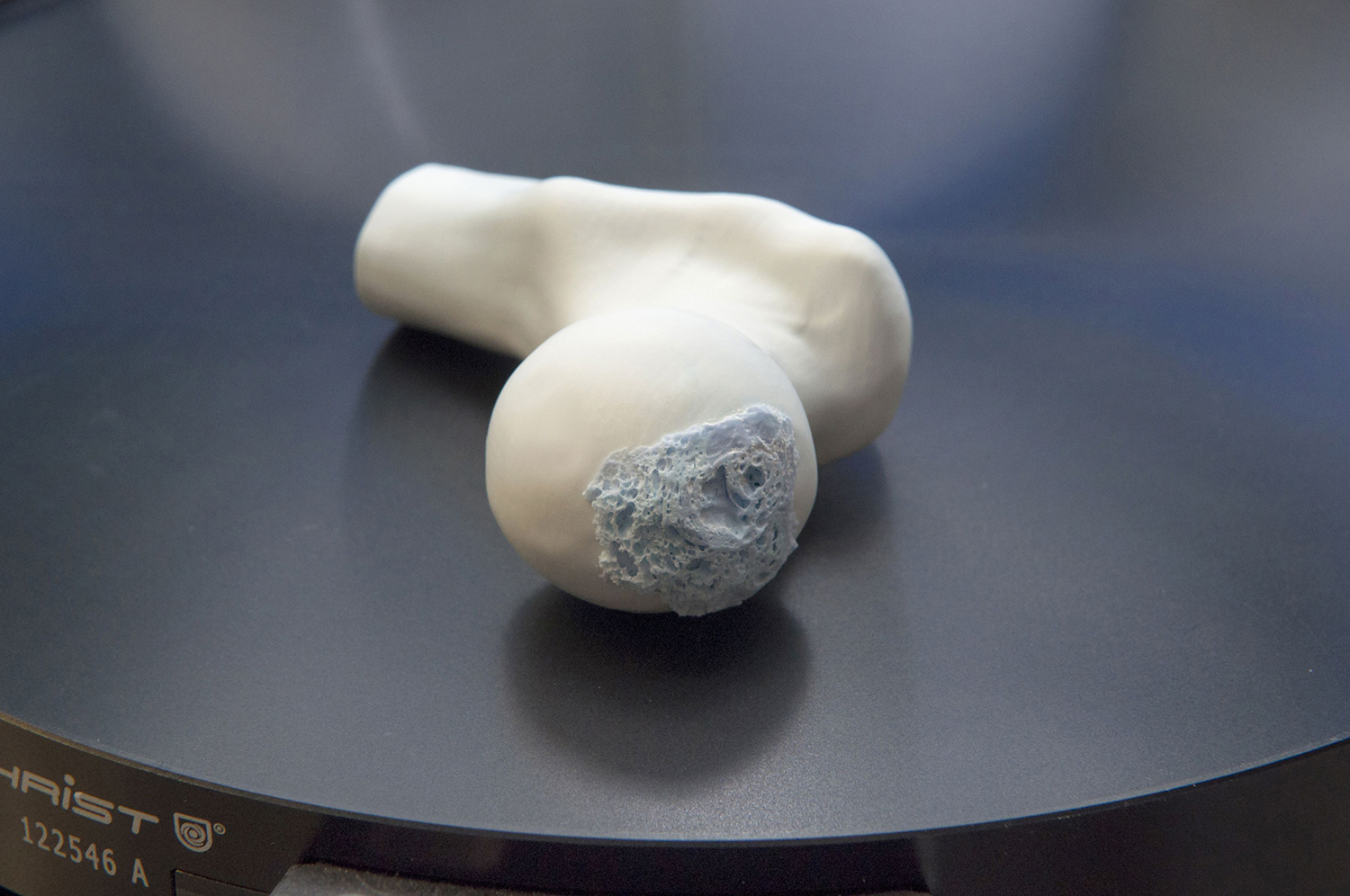 Außen gedruckt, innen geschäumt – Replika eines Oberschenkelknochens aus Keramik. 